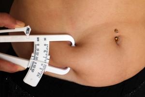 Woman measuring BMI, 7 ways to lose weight, by healthista