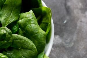spinach, top 8 foods that boost energy, by healthista