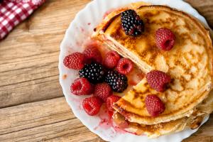 pancakes with berries, 7 diet myths, by healthista