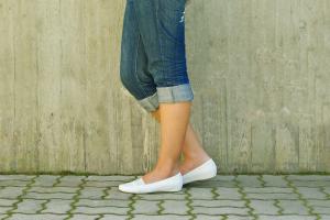 woman wearing flat shoes, 7 ways to get rid of back pain, by healthista