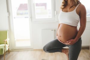 post-baby tummy pregnant woman exercising