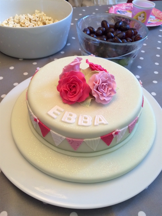 Caroline did well this week and managed to resist Ebba's beautiful birthday cake. 