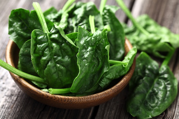 Spinach leaves in a wooden plate