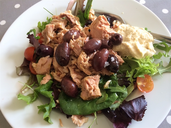 Tuna salad with hummus 