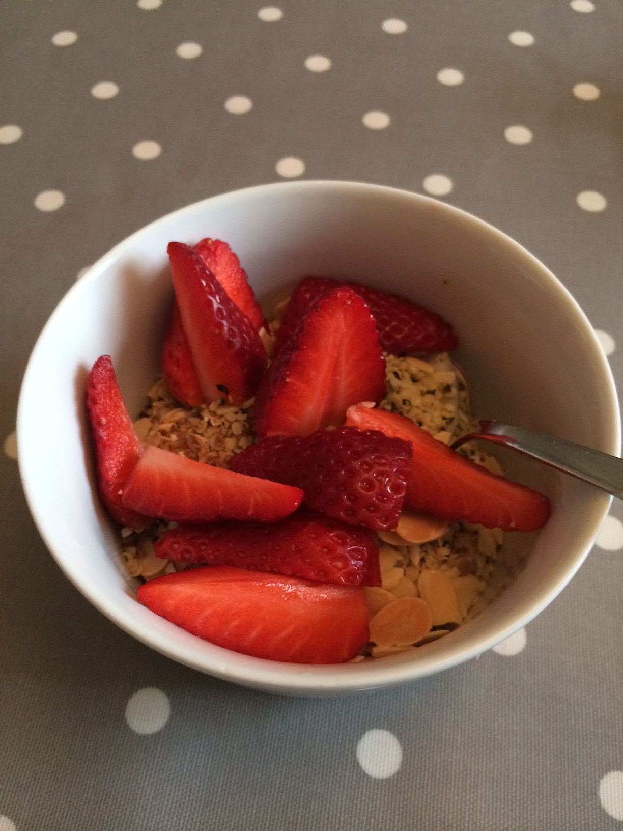 Fresh yoghurt with oats, seeds and strawberries. 