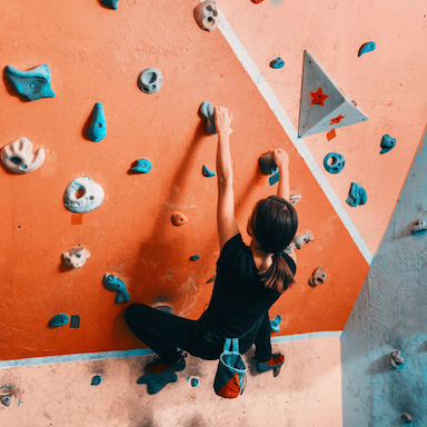 Woman bouldering, The new extreme fit, by Healthista.com