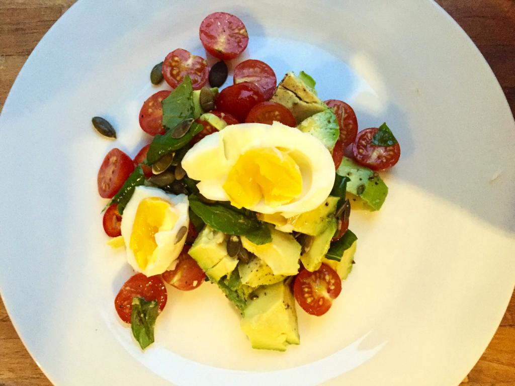 avocado-broiled-egg-paleo-breakfast-by-healthista.com