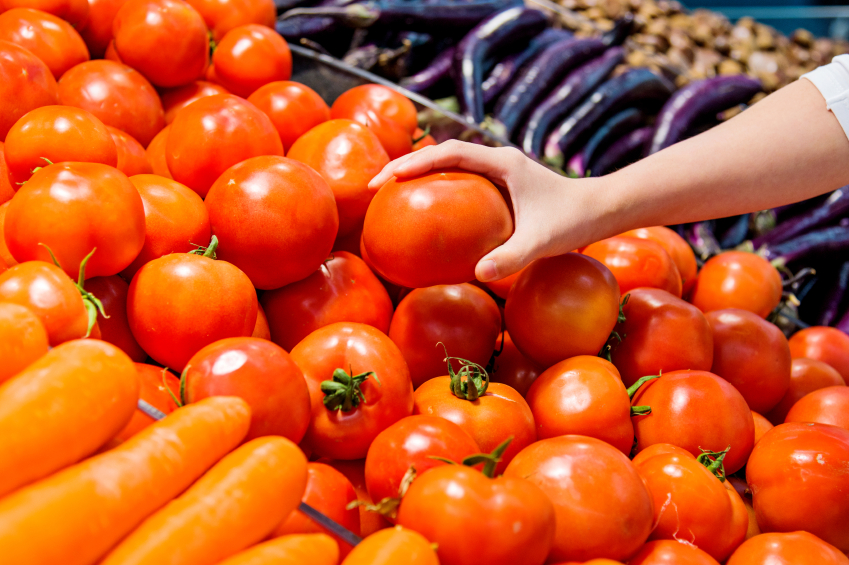 woman grocery shopping, conquer adult acne by healthista.com