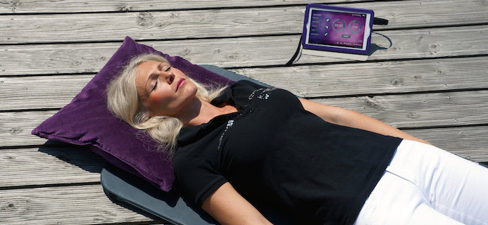 slider-lady-lying-on-omnium-pad-electromagnetic-therapy-by-healthista.com