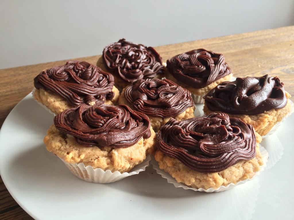 Vegan peanutbutter cupcakes, by healthista.com