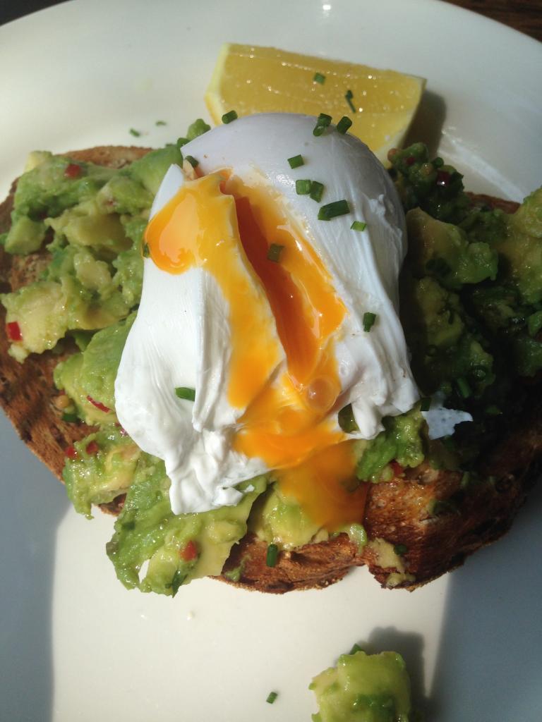 eggs and avacado, places to eat this weekend, by healthista.com