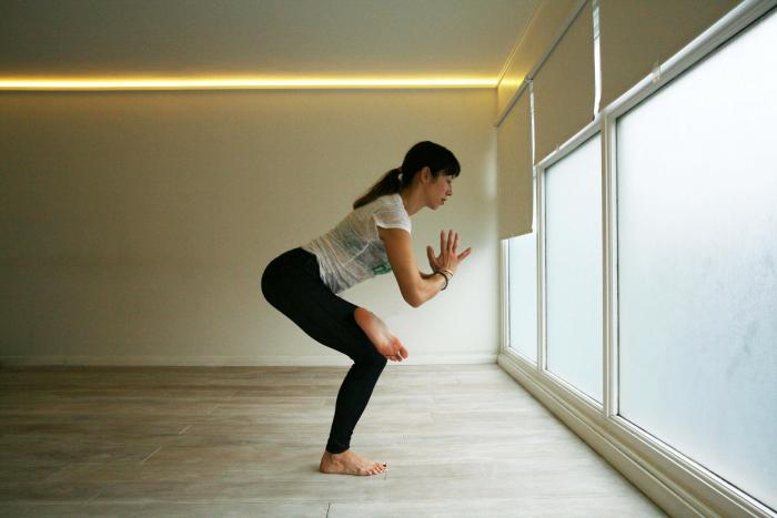 girl doing yoga pose We love replay jeans by healthista