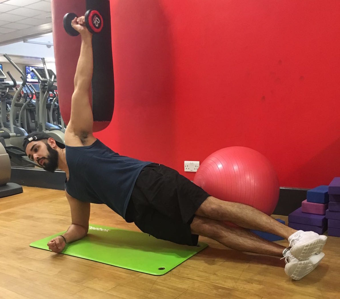 yousuf siddiqui side plank with lateral raise 8 moves that will change your body fast by healthista