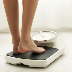 Women-on-scale-pt-2-7-Reasons-your-not-losing-weight-by-Healthista.com