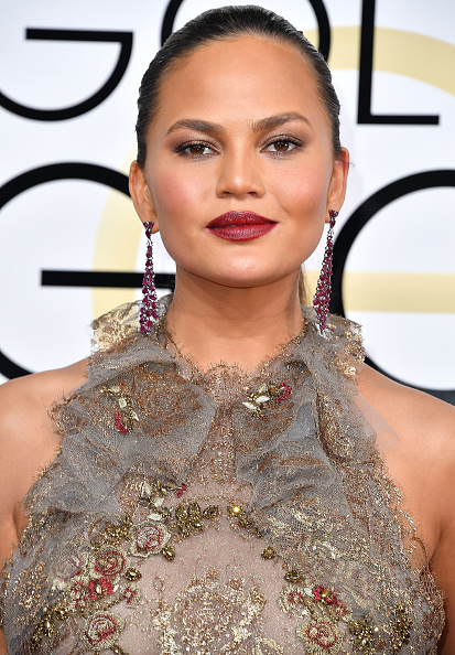 chrissy-teigen-get-the-golden-globes-beauty-look-by-healthista