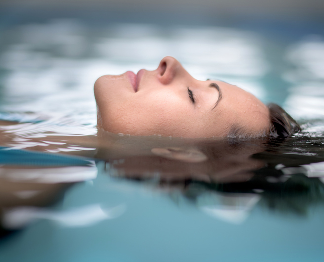 floatation-therapy.-floating-woman