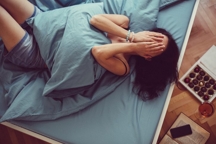 Girl crying in bed, 8 signs that you are having a breakdown, by healthista.com (feature)