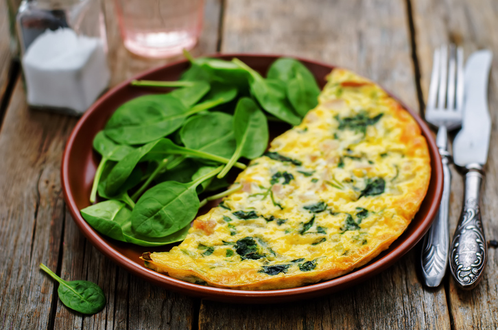 hormonal-bloating.-omelette.-Healthista.