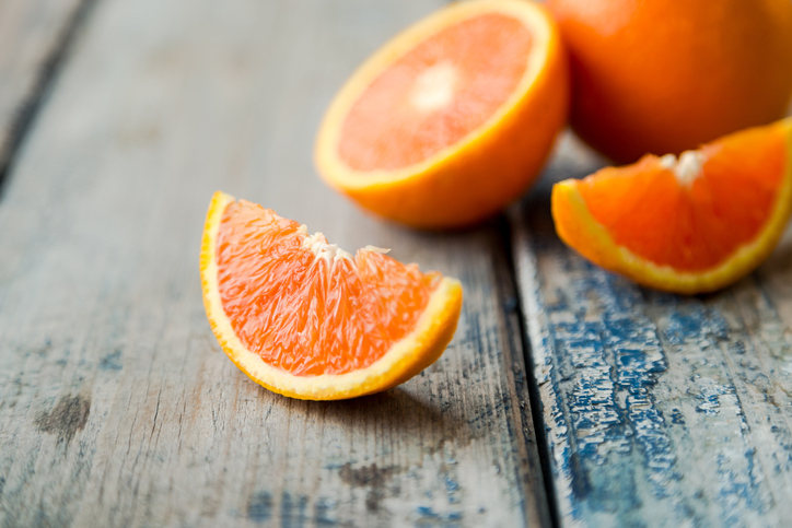 hormonal-bloating.-oranges.-Healthista.