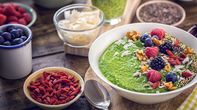 smoothie bowl, what to eat for a better mood by healthista.com