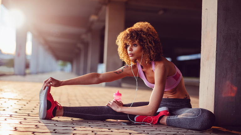 woman stretching, 5 minute warm up for running by healthista.com