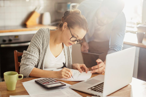 woman-calculating-cant-save-money-by-healthista.com-in-post-image