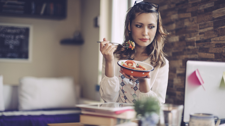 woman-eating-in-front-of-pc-6-diet-tips-by-healthista.com-main-image