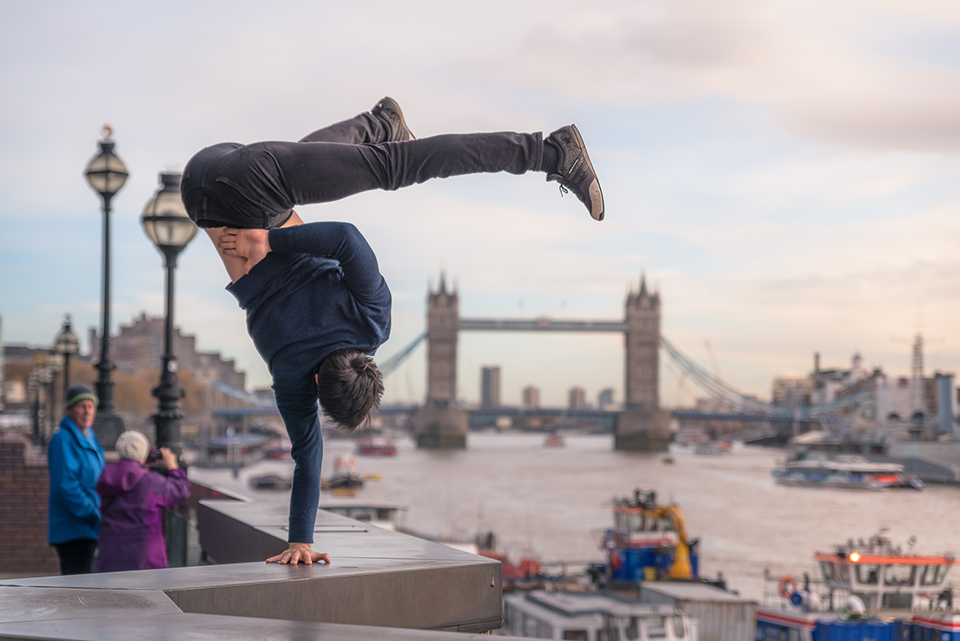 hand stand Sammy Dinneen, Fitness trend 2017 by healthista