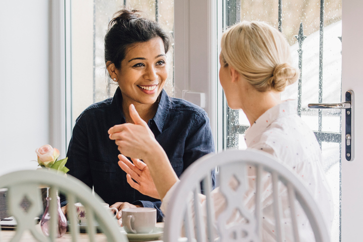 women chatting friends, how to make friends by healthista