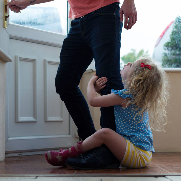 child clinging to father's leg, how to break up when there are children involved by healthista