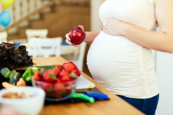 woman-pregnant-eating-an-apple-how-to-eat-during-pregnancy-by-healthista.com-in-post-image.jpg