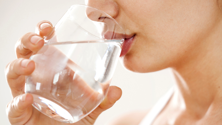 drinking water, 5 natural ways to reduce eczema symptoms by healthista.com