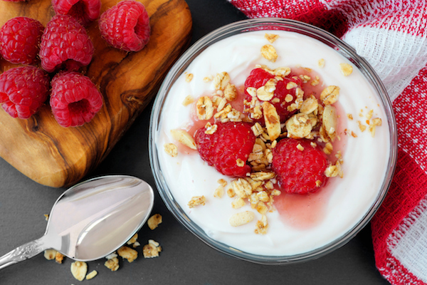 Greek yoghurt with raspberries the best things to eat when you're hungry with the lowest calories healthista