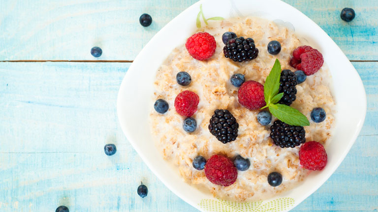 bowl-of-porridge,-30-weight-loss-tips-in-30-days---#19-oat-based-breakfast-by-healthista.com