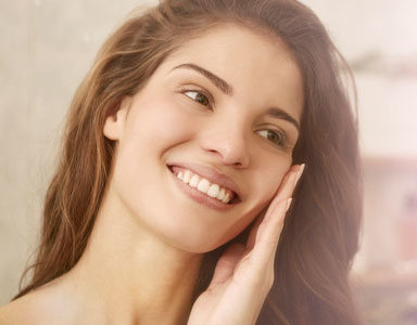 happy-woman,-Anti-ageing-face-yoga-to-help-reduce-a-puffy-face-in-60-seconds-by-healthista.com