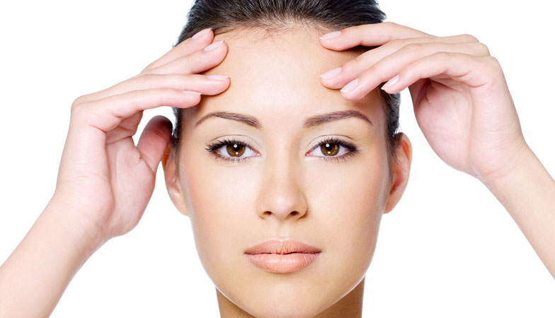 Anti-ageing face yoga to smooth the forehead in 60 seconds