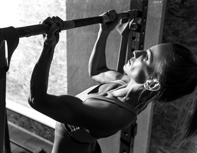 woman-doing-chin-ups,-how-to-do-chin-ups,-25-gym-moves-in-25-days-day-9-by-healthista.com