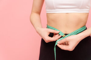 yoyo-dieting-woman-measuring-her-waist.jpg 