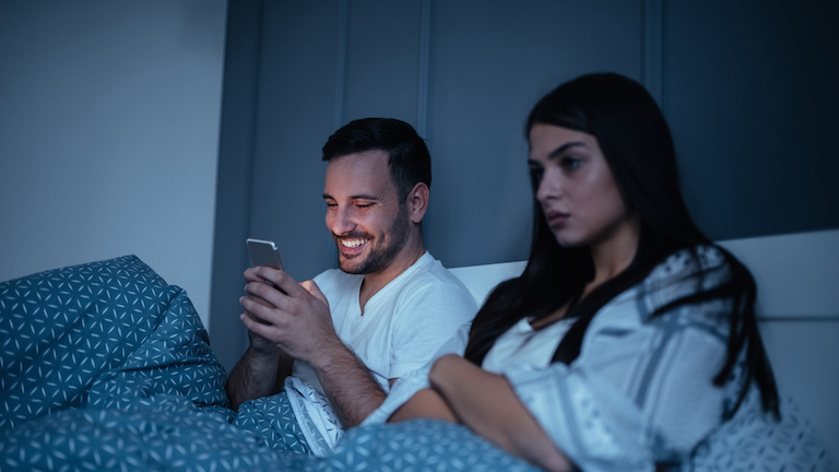 man-on-phone-neglecting-girlfriend-dating-app-healthista.com