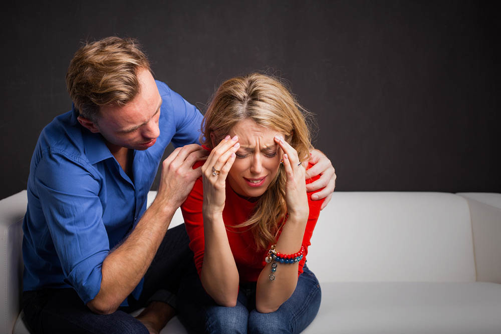 5-ways-to-recover-from-narcissistic-abuse-woman-uspet-with-man