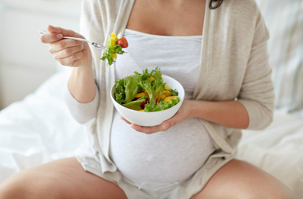 Truth-about-pregnancy-vitamins-pregnant-woman-eating-veg