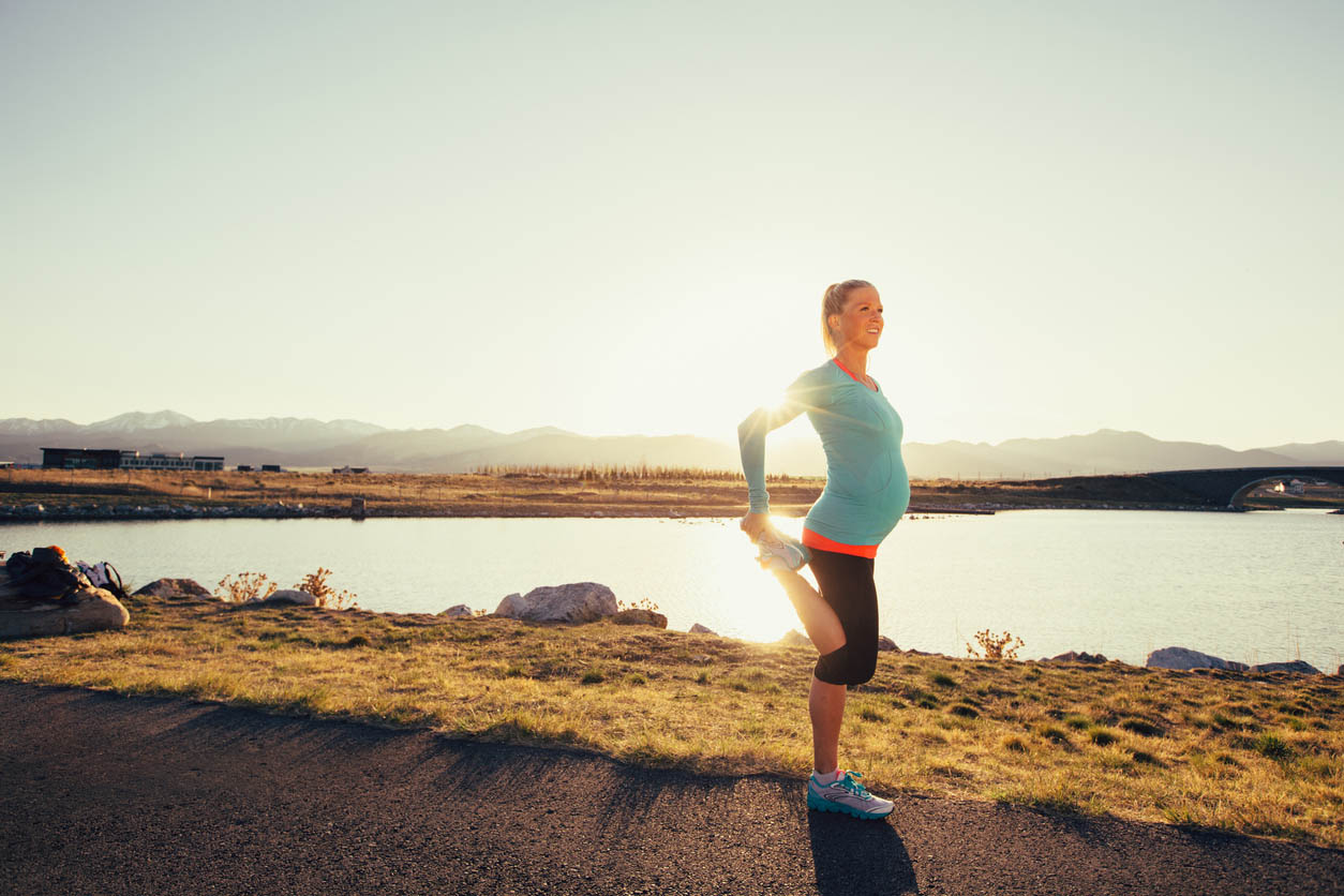 Truth-about-pregnancy-vitamins-pregnant-woman-exercising