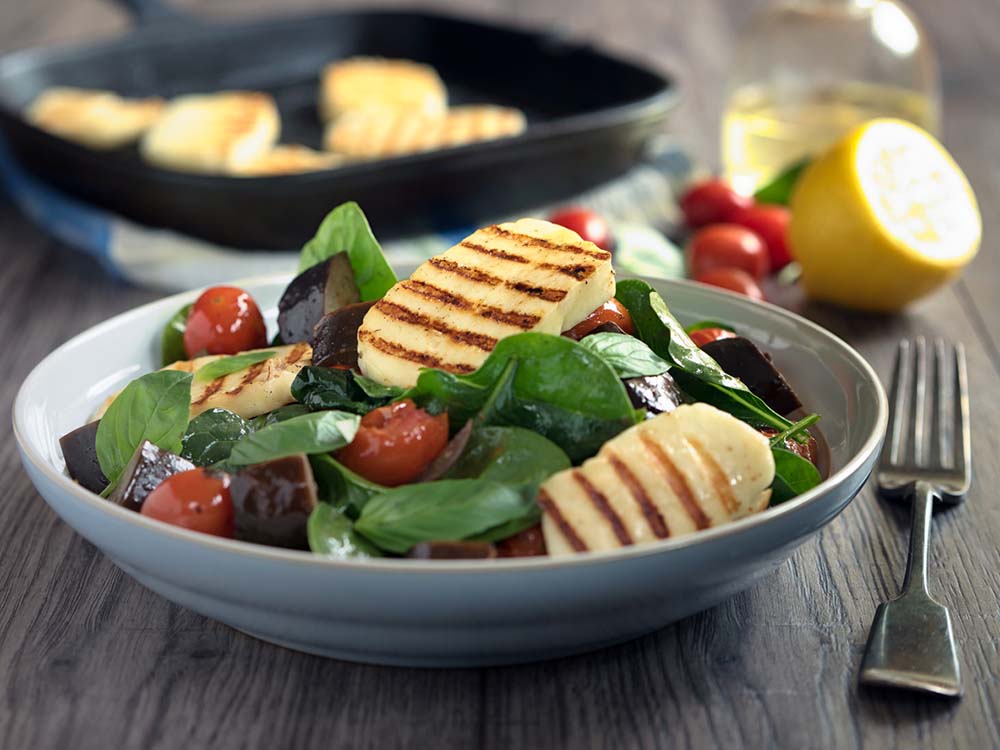 raw-salad-with-grilled-halloumi