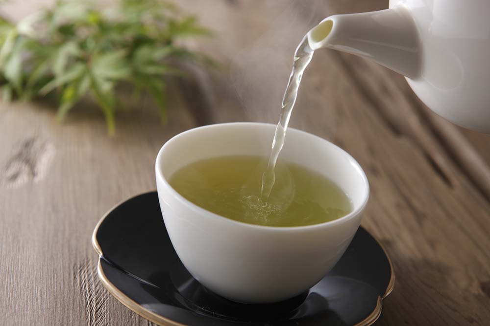 natural-ways-to-ease-menopause-green-tea.jpg