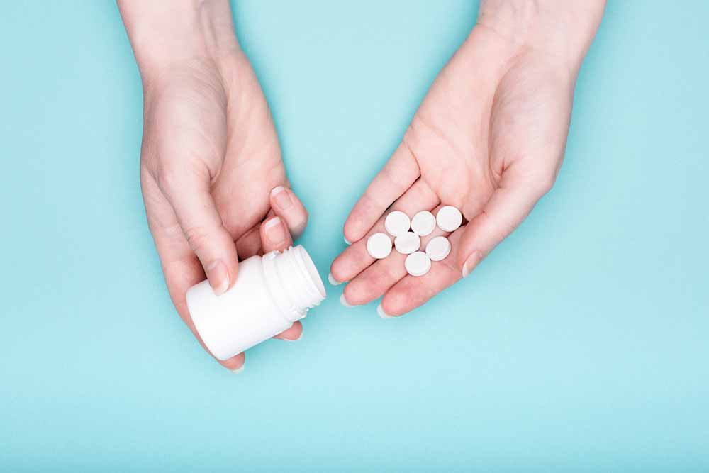 Fat-loss-supplements-PROVEN-by-science-hand-holding-pills.jpg