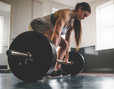 woman-doing-a-deadlift,-how-to-deadlift-gym-basics-by-healthista.com