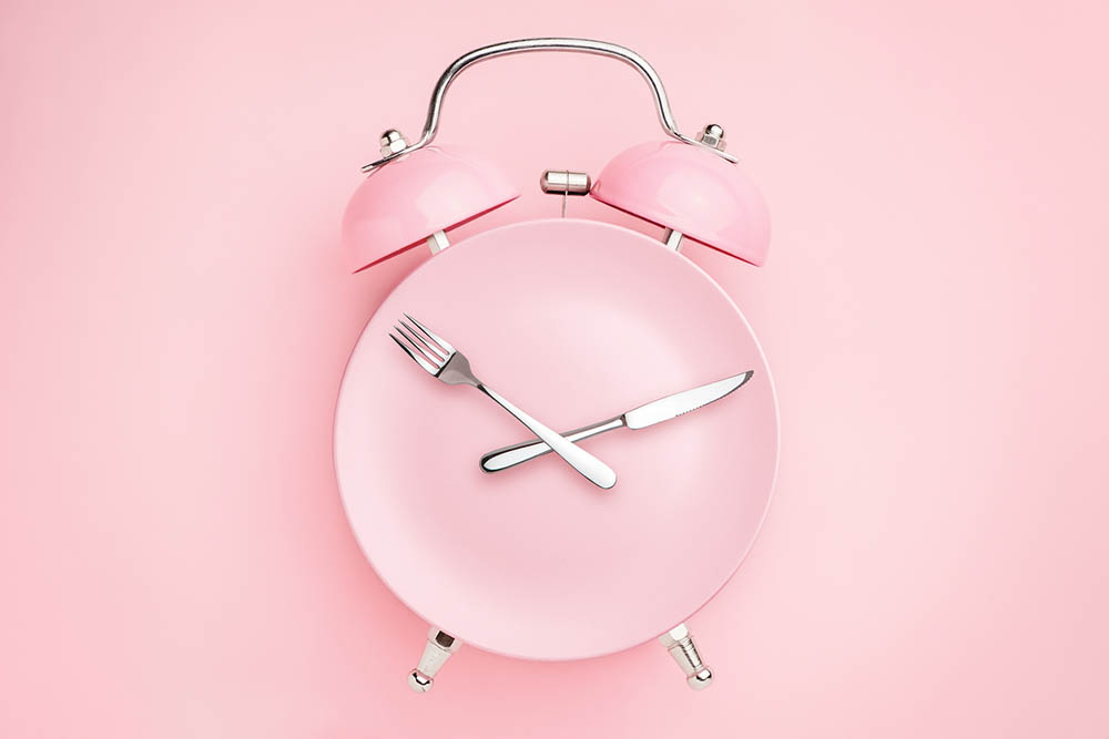 clock-with-cutlery-hands-dinas-transformation.jpg