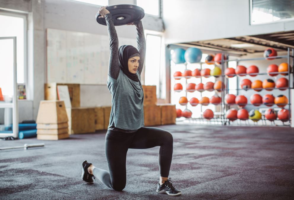 woman in the gym avoiding gym injury