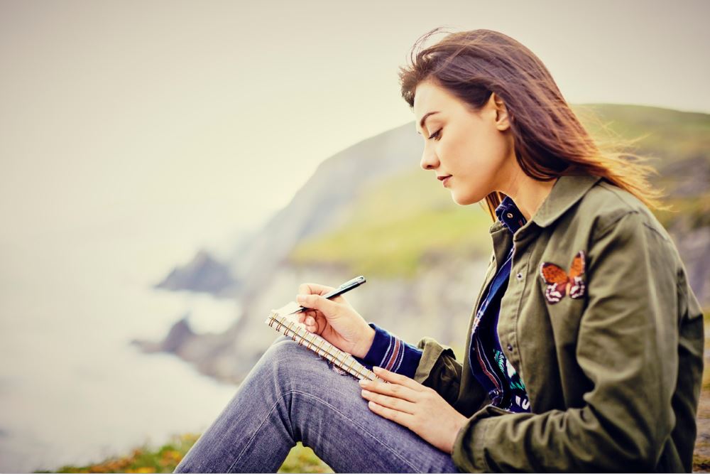 woman journalling alyss thomas benefits of a journal