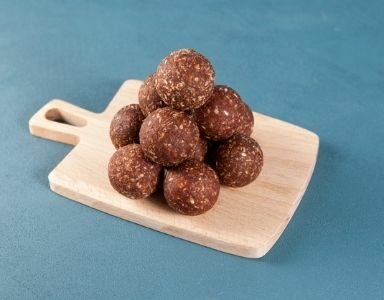 Foodie Friday chocolate & peanut butter protein balls FEATURED